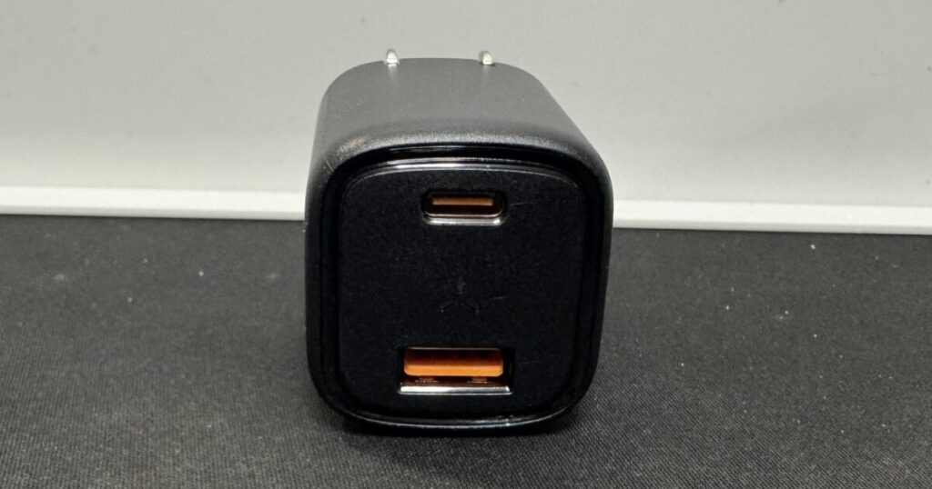 黒色のUSB充電器