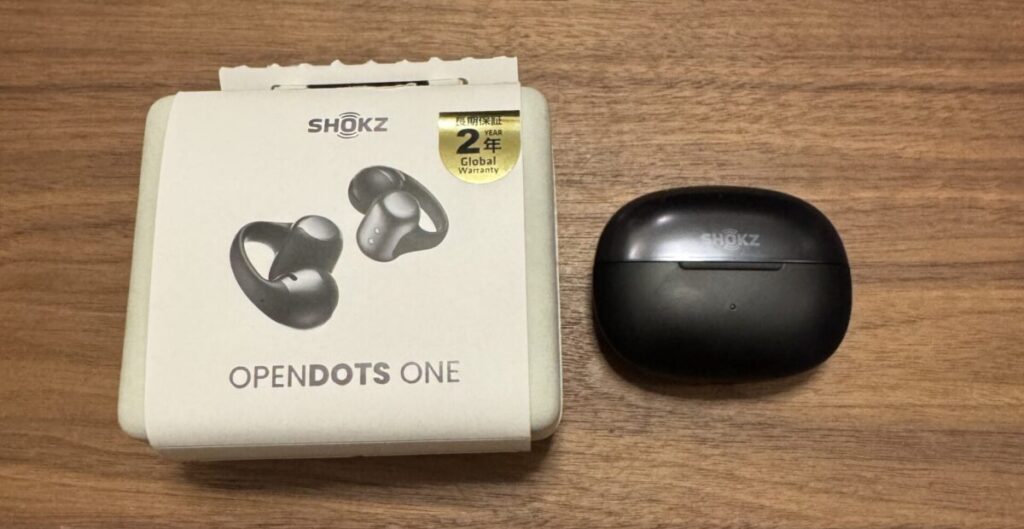 Shokz OpenDots Oneイヤホンと充電ケース